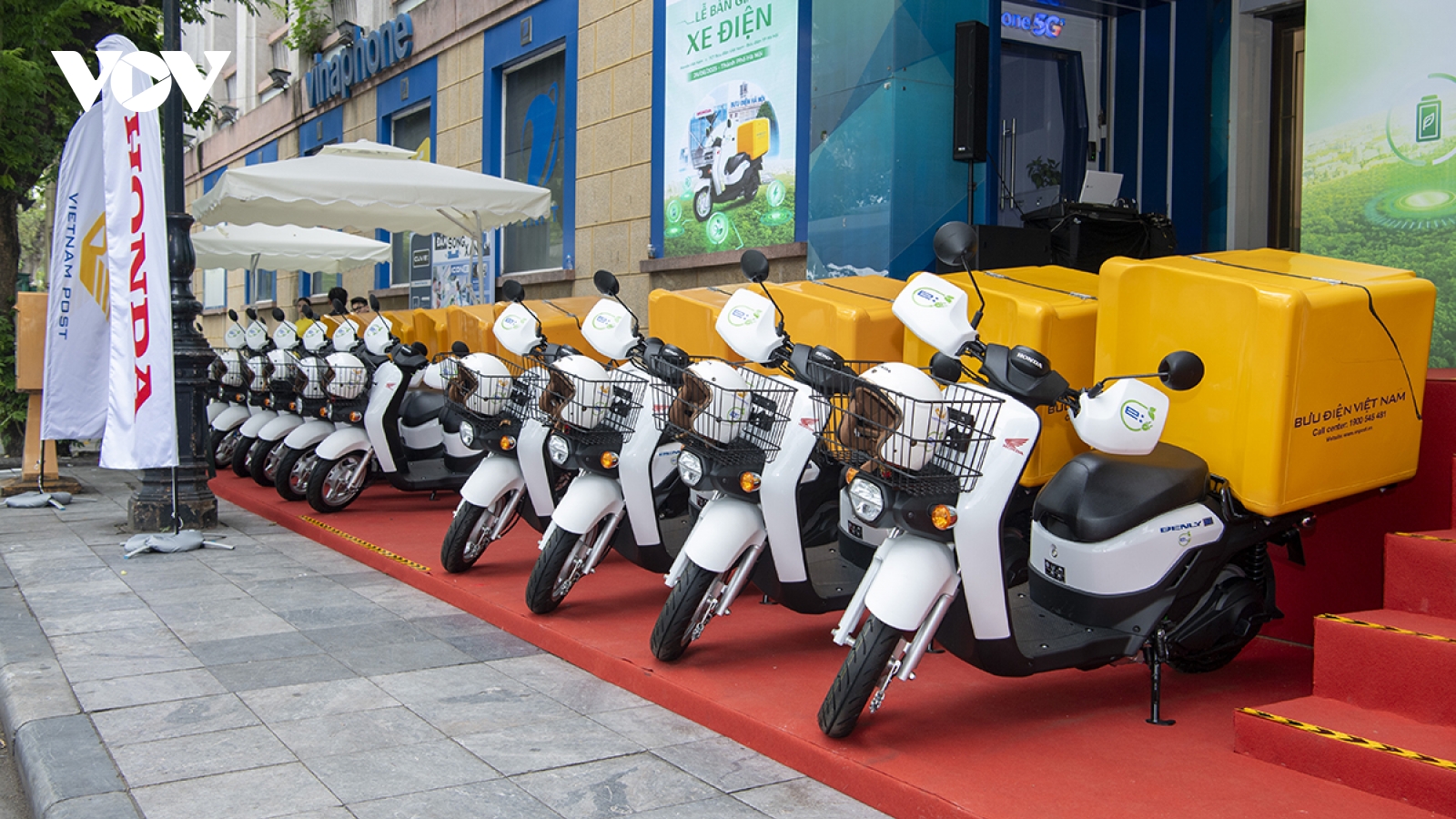 Honda Việt Nam bàn giao hơn 200 xe máy điện cho Bưu điện phục vụ chuyển phát